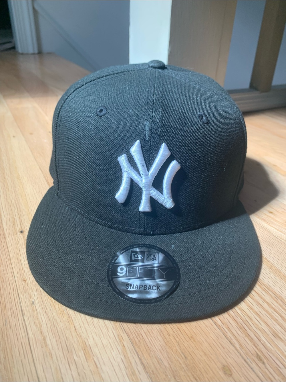 New York Yankees black cap with white logo